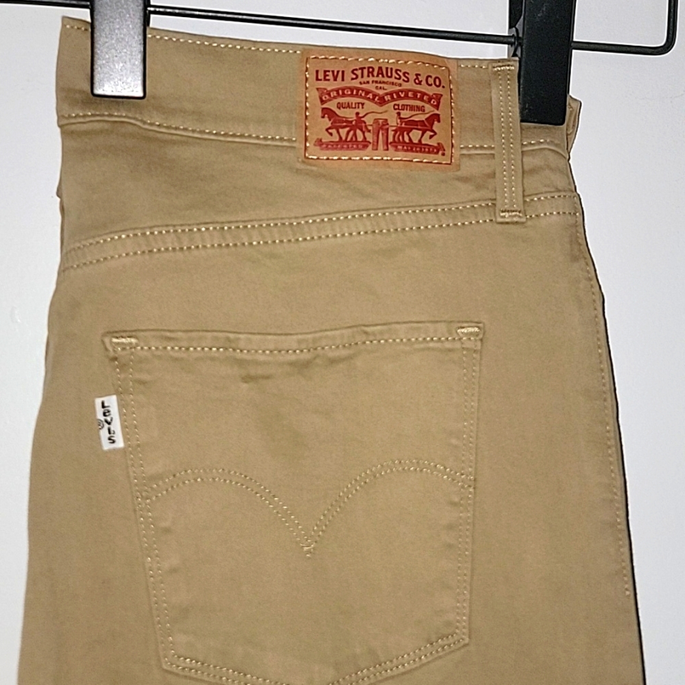 LEVI'S Khaki Shaping Skinny pants, size 29 L30. New, never used.